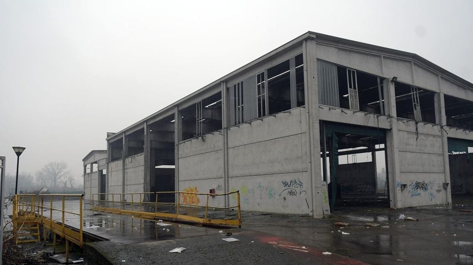 Lo scheletro abbandonato del tritovagliatore (archivio)