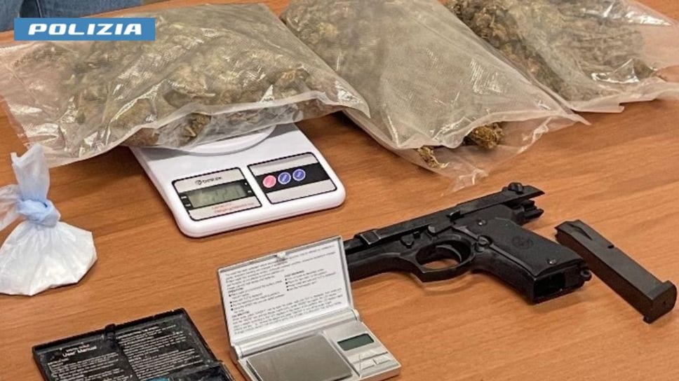 La merce e l’arma sequestrate