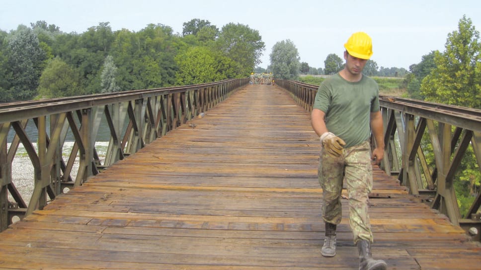 Il ponte Bailey costruito nell’estate del 2010 a Bertonico sul fiume Adda