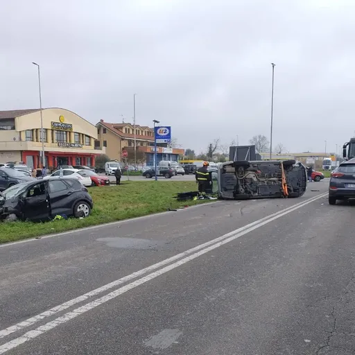 Maxi schianto tra Mediglia e Triginto con cinque auto coinvolte e tre ...