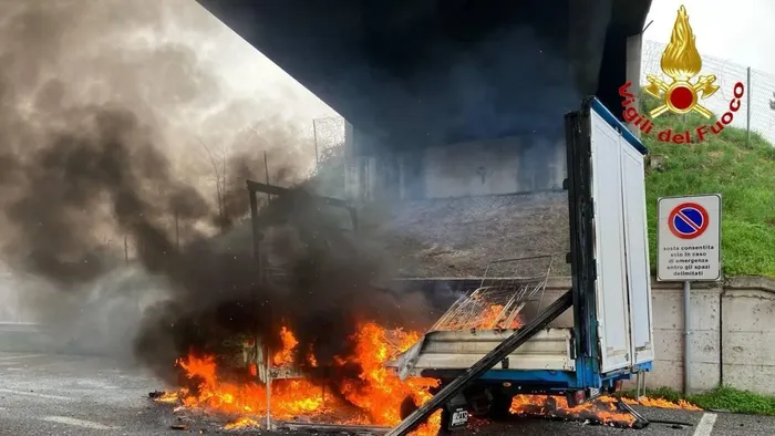 Furgone in fiamme in autostrada a Pieve: traffico e code in entrambe le ...