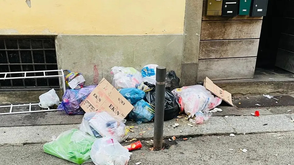 L’abbandono dei rifiuti, che nemmeno le multe sembra scoraggiare, è solo uno dei problemi lamentati dai residenti di via Maddalena in città bassa L’abbandono dei rifiuti, che nemmeno le multe sembra scoraggiare, è solo uno dei problemi lamentati dai residenti di via Maddalena in città bassa