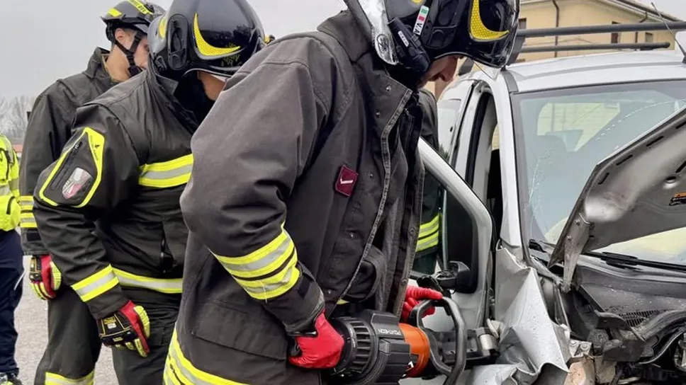 I vigili del fuoco hanno lavorato per estrarre l’uomo dalle lamiere dell’auto (archivio) I vigili del fuoco hanno lavorato per estrarre l’uomo dalle lamiere dell’auto (archivio)