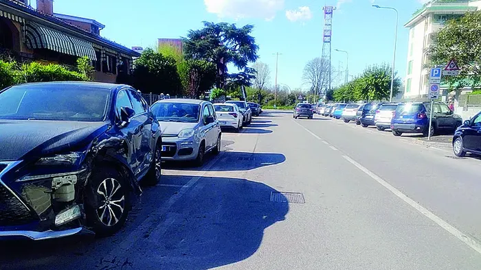 Si schianta contro tre auto in sosta a Melegnano, poi fugge e abbandona ...