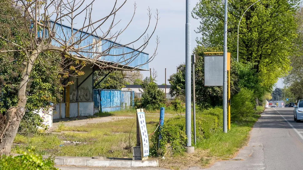 L’ex autolavaggio di viale Milano dovrebbe lasciare posto a un ristorante McDonald’s (foto Ploiesteanu)