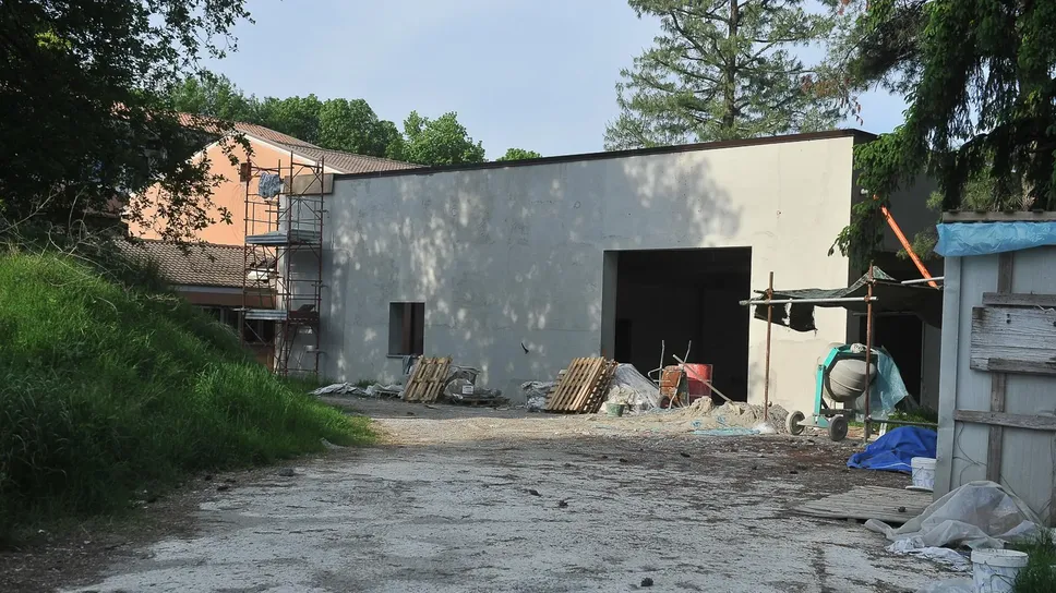 Il cantiere per la nuova mensa della scuola primaria Pezzani Il cantiere per la nuova mensa della scuola primaria Pezzani