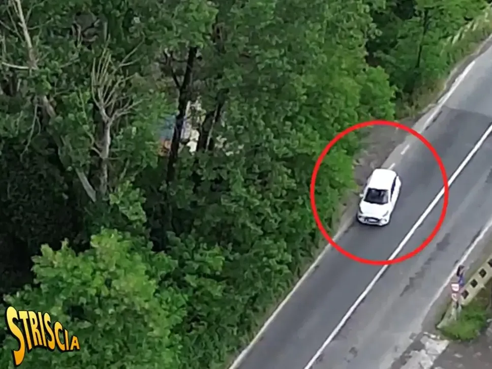 Un cliente in auto cerca le dosi