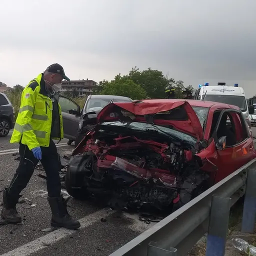 Scontro frontale sulla via Emilia tra Melegnano e Vizzolo, in due in ...