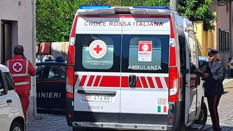 Carabinieri e ambulanza a San Colombano Carabinieri e ambulanza a San Colombano