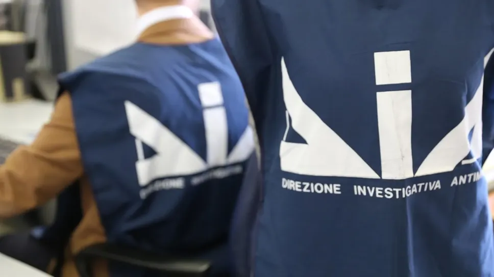 Due uomini della Direzione investigativa antimafia Due uomini della Direzione investigativa antimafia