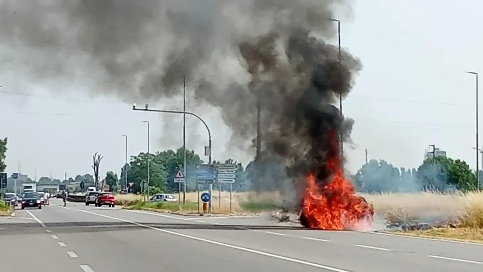 Nella foto di Paolo Ribolini l’auto in fiamme sabato mattina sulla Sp 235 alle porte di Lodi Nella foto di Paolo Ribolini l’auto in fiamme sabato mattina sulla Sp 235 alle porte di Lodi
