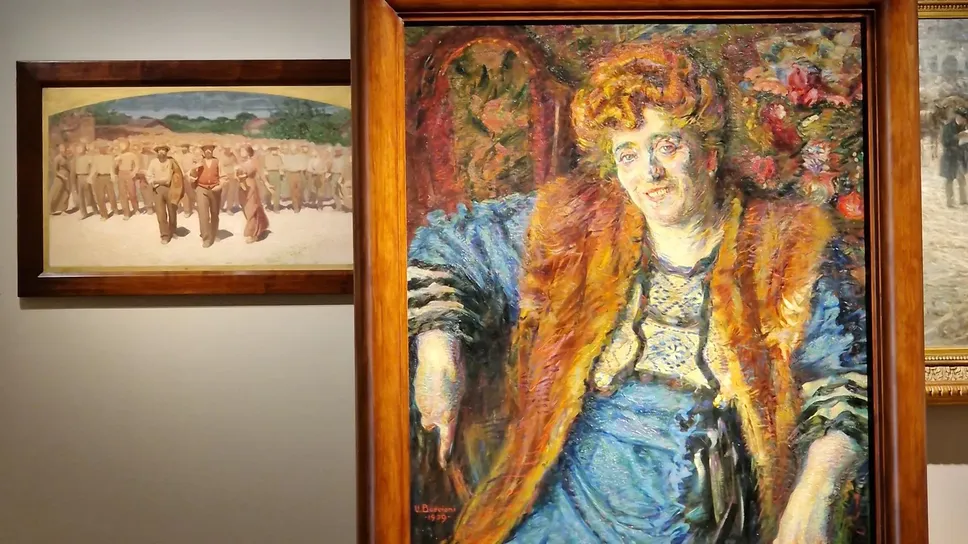 In primo piano La signora Maffi di Boccioni, sullo sfondo Il cammino dei lavoratori di Pellizza da Volpedo In primo piano La signora Maffi di Boccioni, sullo sfondo Il cammino dei lavoratori di Pellizza da Volpedo