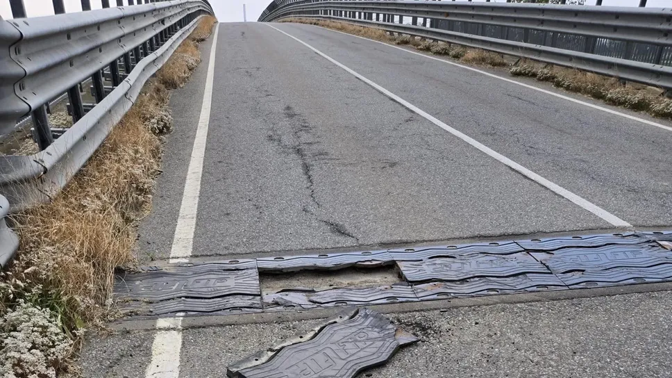 Il giunto lesionato, pericolosa insidia soprattutto per le due ruote Il giunto lesionato, pericolosa insidia soprattutto per le due ruote