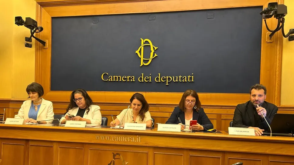 La conferenza stampa della Camera con l’ingegnere di Lodi Lucia Cattani e l’onorevole Valentina Barzotti La conferenza stampa della Camera con l’ingegnere di Lodi Lucia Cattani e l’onorevole Valentina Barzotti