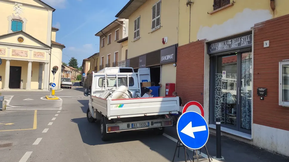 Al lavoro per la messa in sicurezza dello sportello Al lavoro per la messa in sicurezza dello sportello