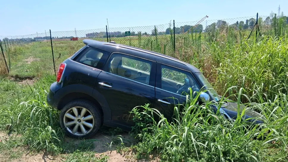 L’auto di Erika Ferini Strambi ritrovata ivicino a un fosso nei campi fra Peschiera e Pantigliate (foto Marino) L’auto di Erika Ferini Strambi ritrovata ivicino a un fosso nei campi fra Peschiera e Pantigliate (foto Marino)