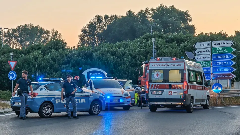Polizia stradale, ambulanza e vigili del fuoco sul posto Polizia stradale, ambulanza e vigili del fuoco sul posto