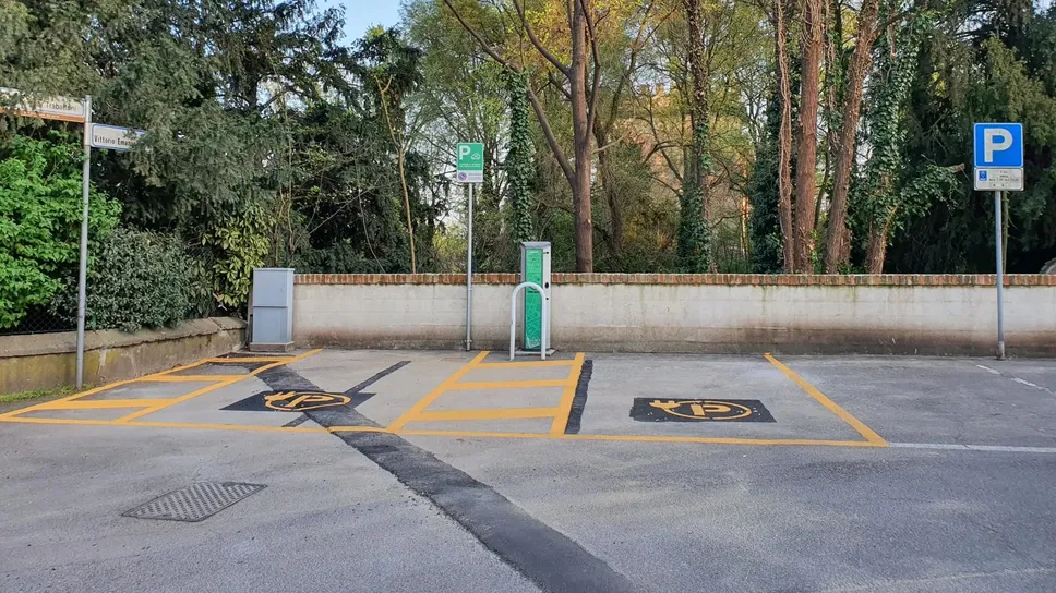 Una colonnina per la ricarica di auto elettriche (foto d’archivio)