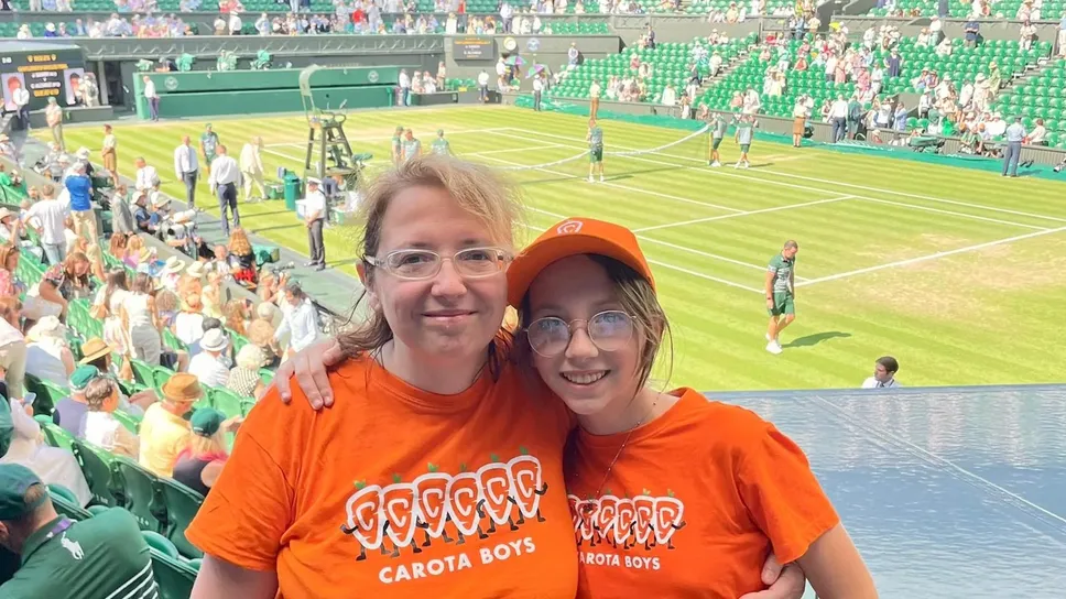 Mamma e figlia davanti al campo di Wimbledon Mamma e figlia davanti al campo di Wimbledon