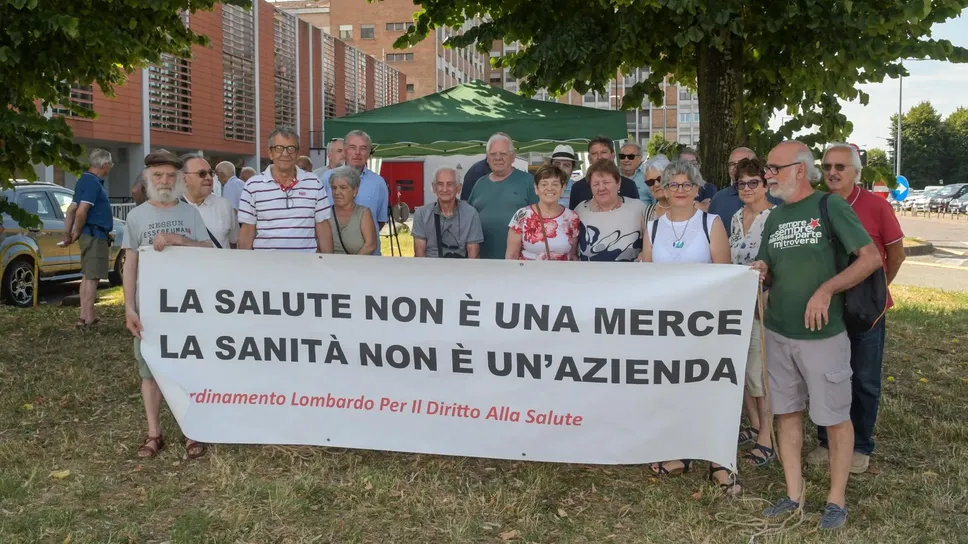 La protesta fuori dall’ospedale La protesta fuori dall’ospedale