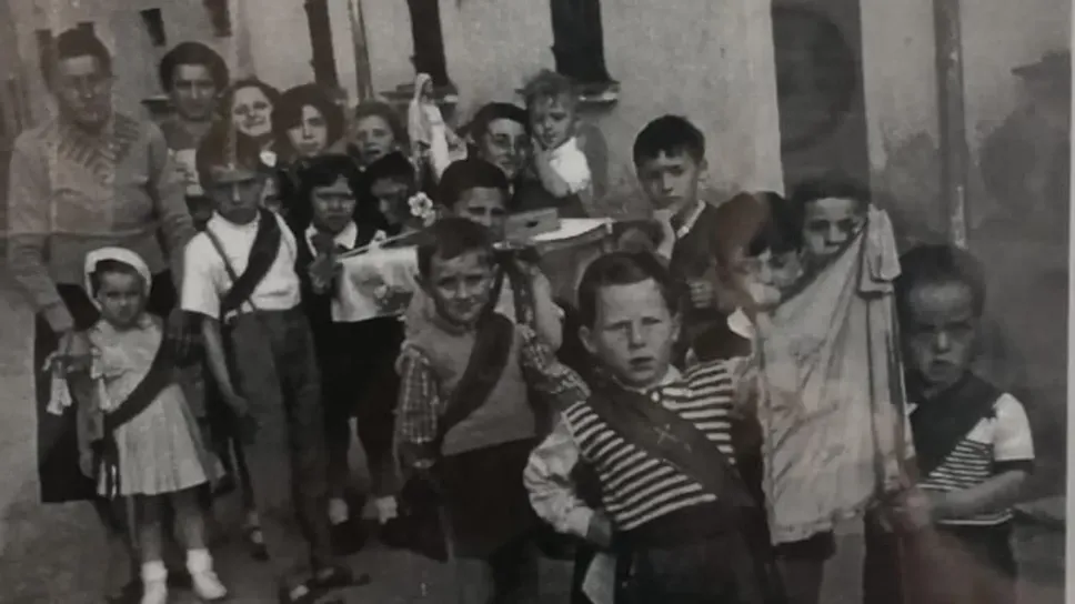 Dall’archivio del sindaco Mario Rocca,  una vecchia processione a Meleti con i bambini e la statua della Madonna