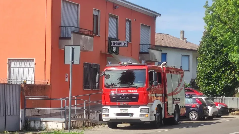 I vigili del fuoco davanti alla caserma dei carabinieri