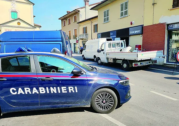 I carabinieri a Miradolo Terme la mattina di mercoledì, dopo l’attacco al bancomat della Bcc Centropadana avvenuto poche ore prima I carabinieri a Miradolo Terme la mattina di mercoledì, dopo l’attacco al bancomat della Bcc Centropadana avvenuto poche ore prima