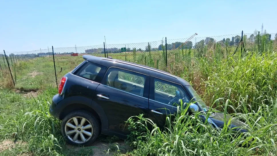 A lato, un selfie di Erika Ferini Strambi, sopra la sua auto nel fosso