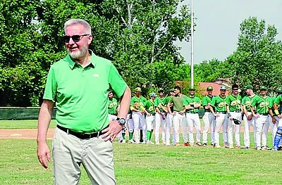 L’onorevole Guerini al primo lancio della gara di Serie B Old Rags-Brescia