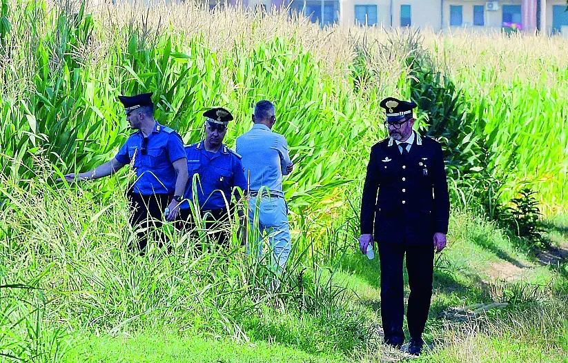 I carabinieri della Compagnia di San Donato Milanese impegnati nei rilievi, nel riquadro la vittima
