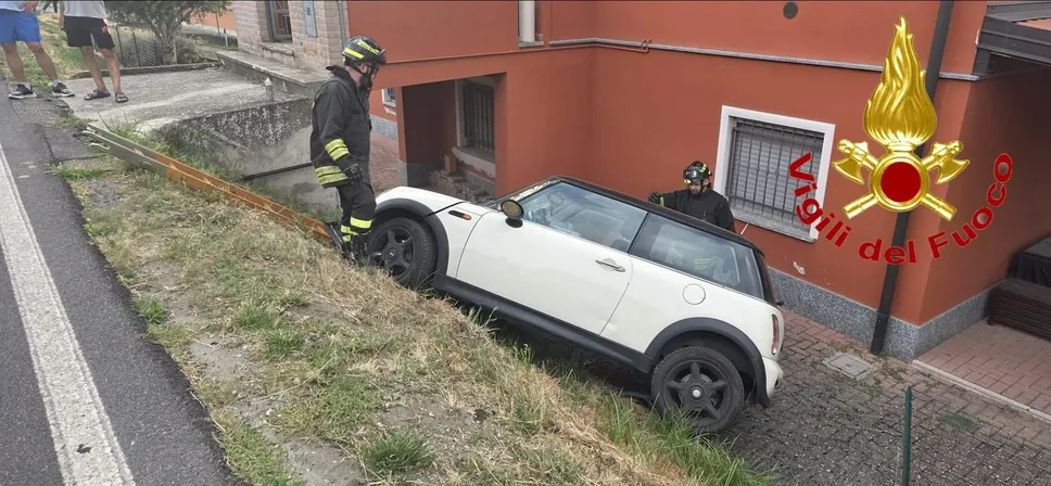 L’auto uscita fuori strada in via Roma a San Rocco al Porto L’auto uscita fuori strada in via Roma a San Rocco al Porto
