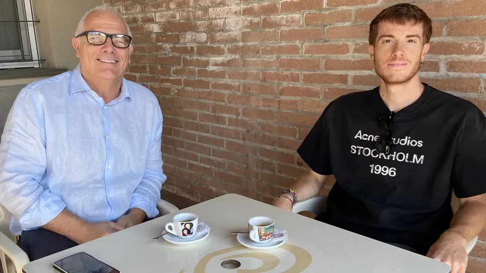 Domani in edicola la nostra rubrica “il caffè con il sindaco”. Nella foto il sindaco Fabio Bassan con il nostro giornalista Federico Dovera al Bar Ponte di Valera Domani in edicola la nostra rubrica “il caffè con il sindaco”. Nella foto il sindaco Fabio Bassan con il nostro giornalista Federico Dovera al Bar Ponte di Valera
