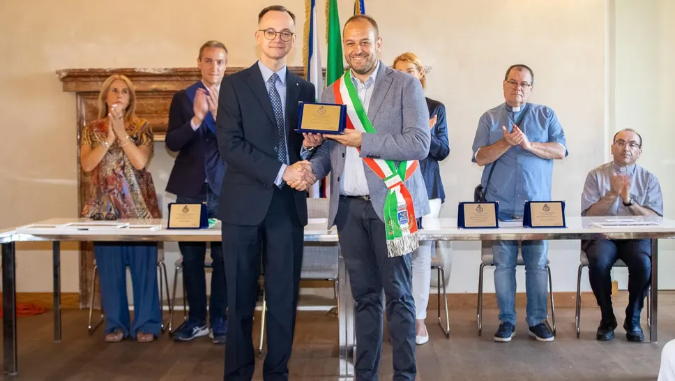 Il comazzino d’oro Emanuele Colombo con il sindaco Marco Pavese, foto Cuti Il comazzino d’oro Emanuele Colombo con il sindaco Marco Pavese, foto Cuti