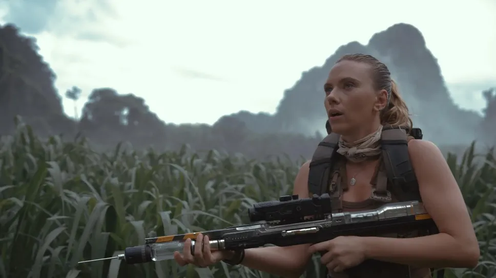 Scarlett Johansson in una scena di Jurassic World Scarlett Johansson in una scena di Jurassic World