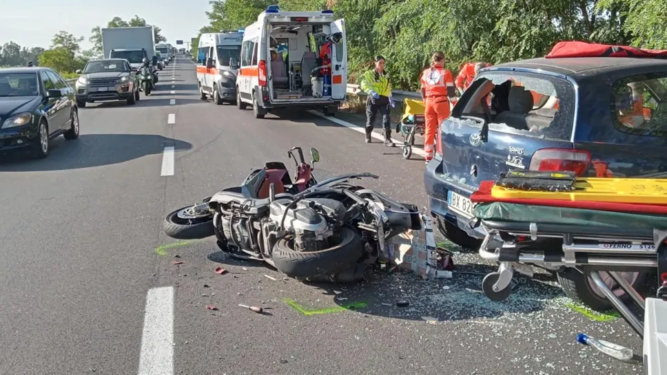 Auto e moto si sono scontrate a Carpiano, foto Cuti Auto e moto si sono scontrate a Carpiano, foto Cuti