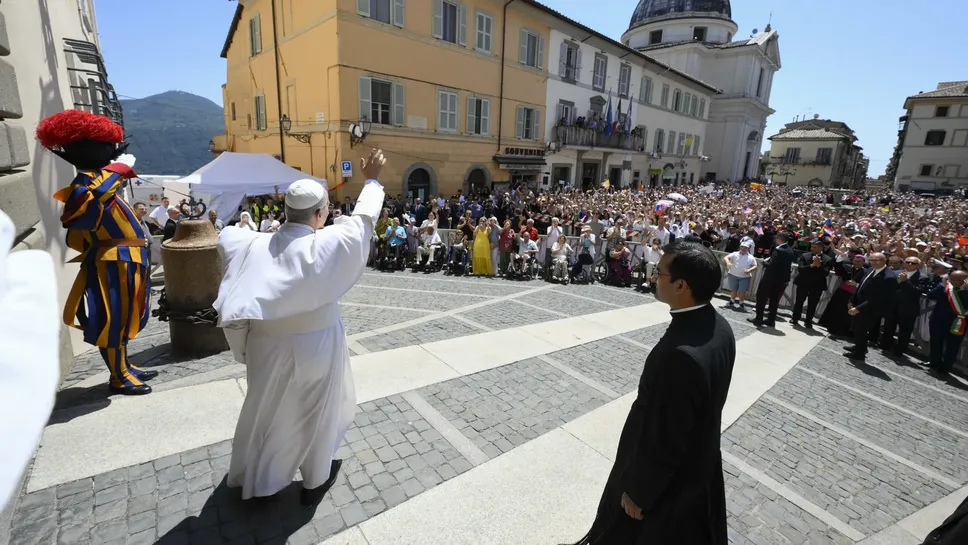 L’Angelus del Papa da Castel Gandolfo L’Angelus del Papa da Castel Gandolfo