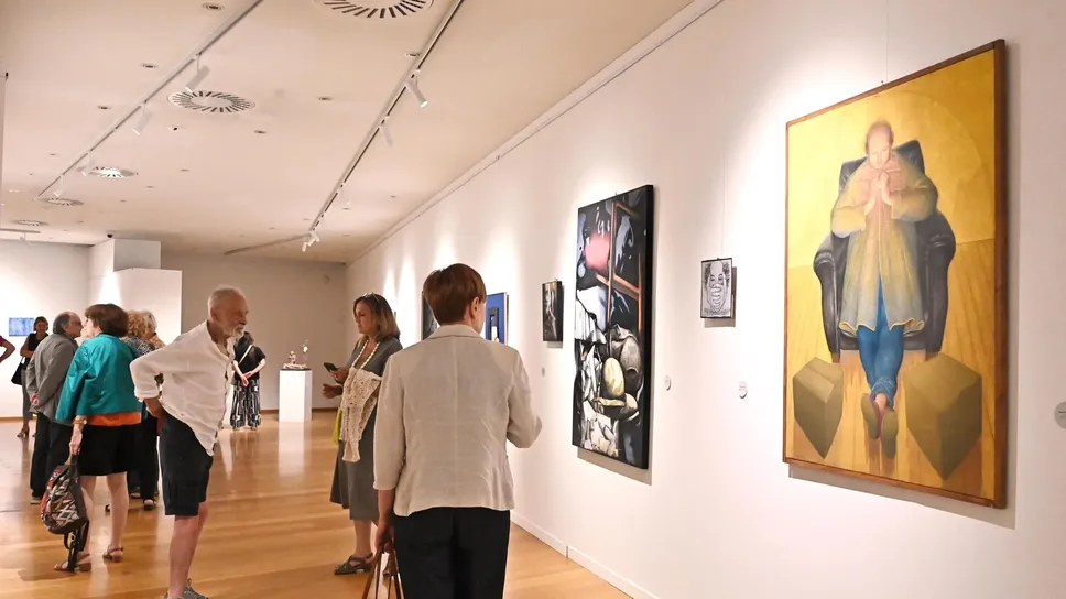 Alcune delle opere esposte alla mostra “Ora e sempre. Quando l’arte è testimonianza 1945-2025” presso la Sala Bipielle Arte. Foto Borella Alcune delle opere esposte alla mostra “Ora e sempre. Quando l’arte è testimonianza 1945-2025” presso la Sala Bipielle Arte. Foto Borella