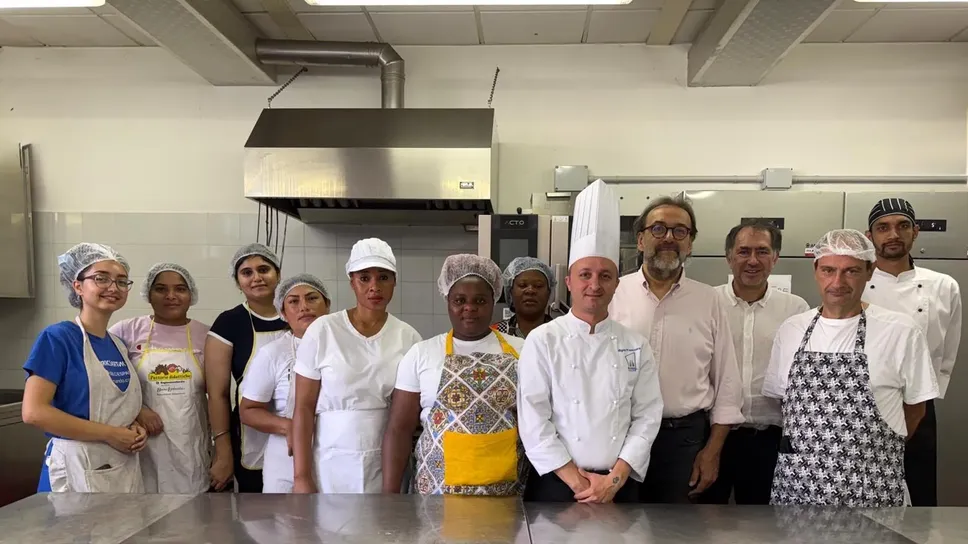Lo chef Francesco Algieri con i suoi alunni in cucina negli spazi del Cfp Lo chef Francesco Algieri con i suoi alunni in cucina negli spazi del Cfp