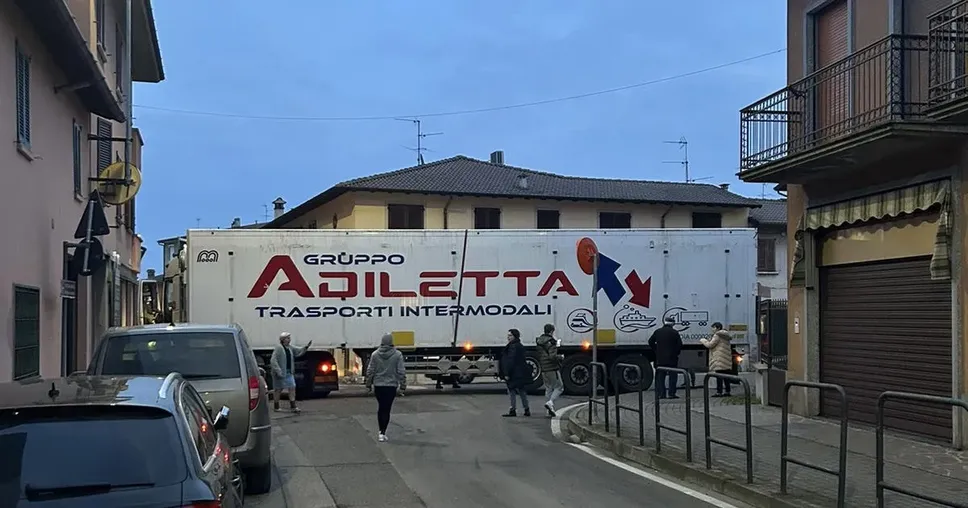 Il passaggio dei tir in centro a Brembio lo scorso anno Il passaggio dei tir in centro a Brembio lo scorso anno