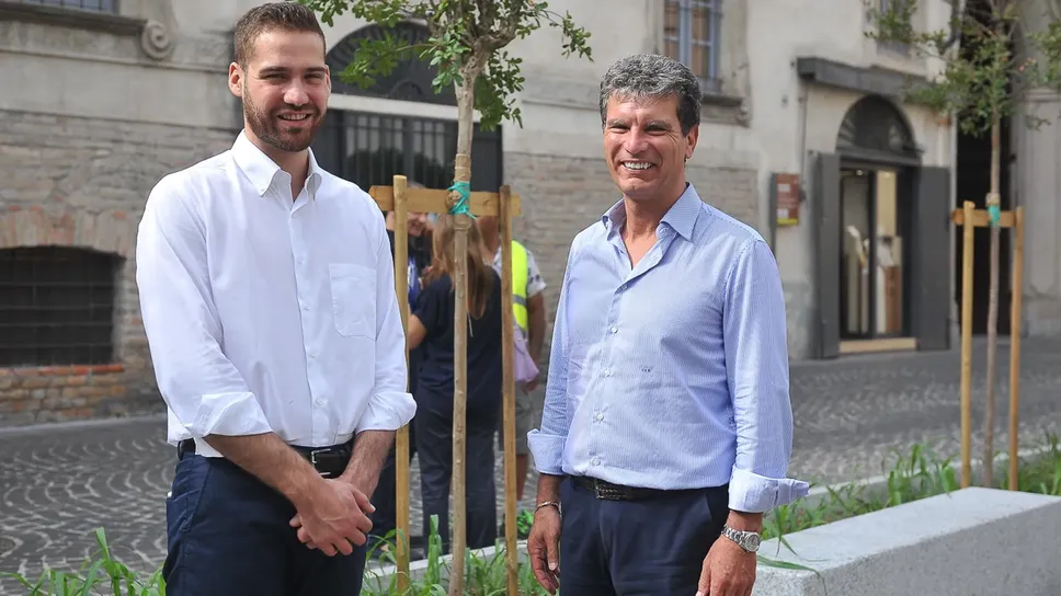 Il sindaco Andrea Furegato e l’assessore ai lavori pubblici Gianluca Scotti in centro a Lodi per il rinnovo degli arredi urbani (foto Ribolini) Il sindaco Andrea Furegato e l’assessore ai lavori pubblici Gianluca Scotti in centro a Lodi per il rinnovo degli arredi urbani (foto Ribolini)