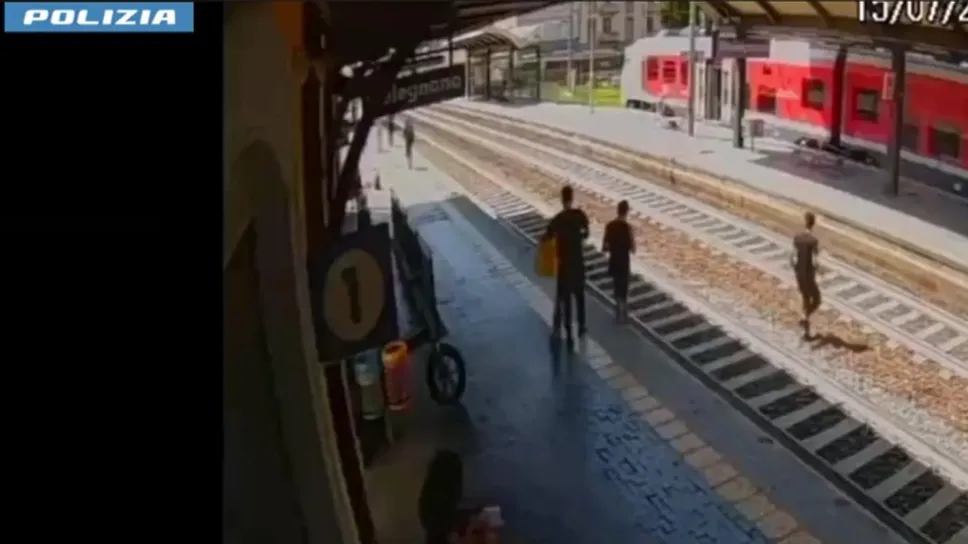 I sospettati in stazione a Melegnano poco prima della partenza del treno I sospettati in stazione a Melegnano poco prima della partenza del treno