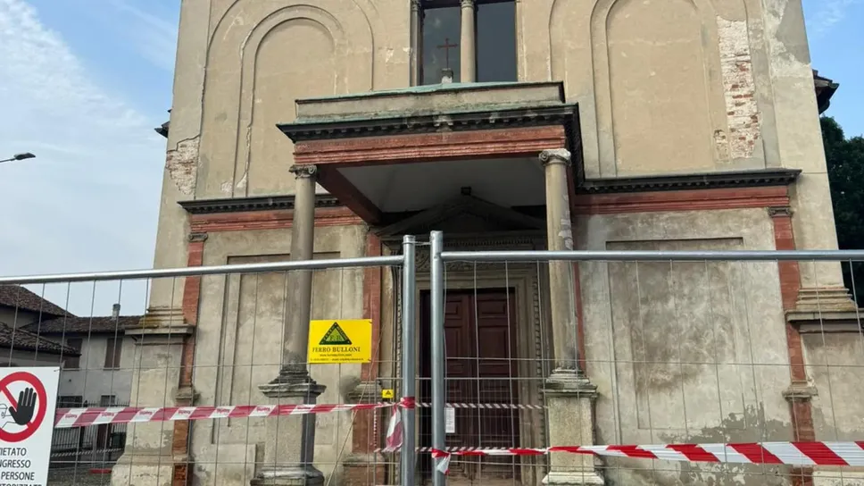 I parrocchiani di Bertonico sono da mesi senza la loro chiesa. La struttura, infatti, è chiusa dalla scorsa primavera; era il 24 aprile quando la Fondazione Ca’ Granda di Milano, proprietaria della struttura religiosa, ha dichiarato l’inagibilità