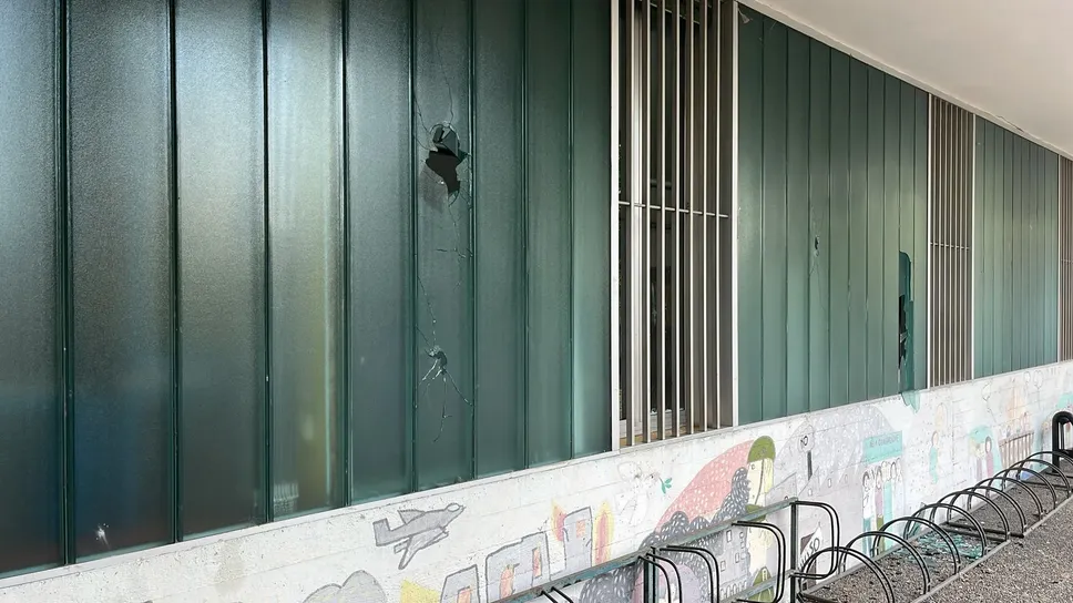 Le vetrate prese di mira dai vandali alla scuola Arcobaleno, in qualche caso erano appena state sostituite Le vetrate prese di mira dai vandali alla scuola Arcobaleno, in qualche caso erano appena state sostituite
