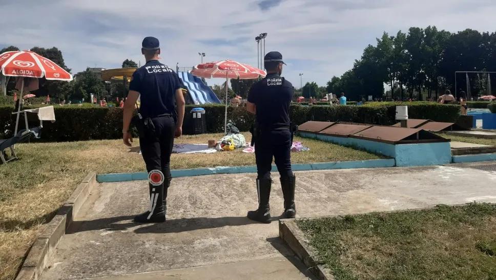 I controlli della polizia locale in piscina, foto Laura Gozzini