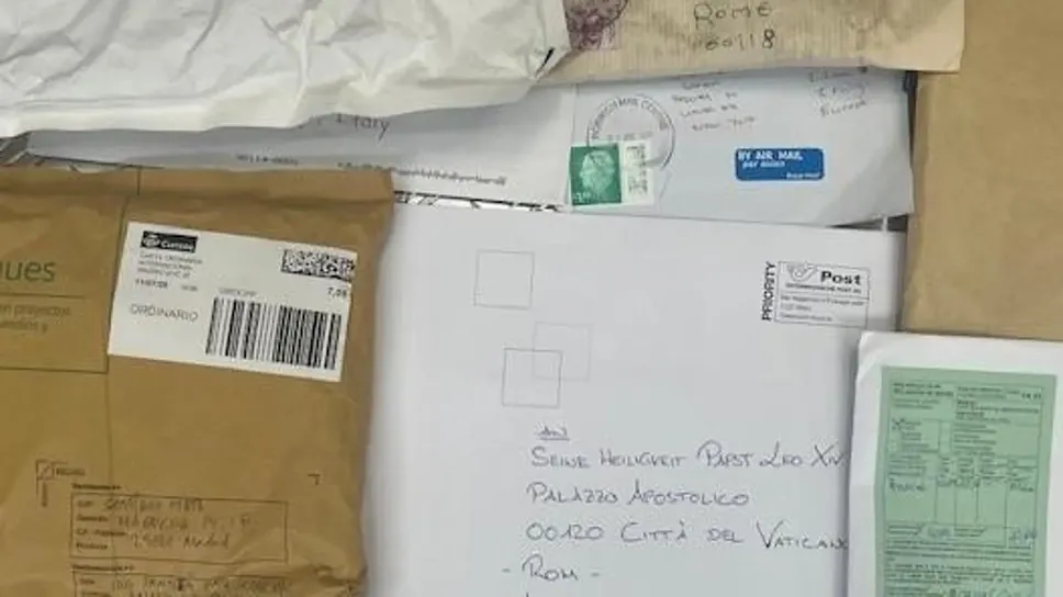 Sopra le lettere e le cartoline indirizzate al Santo Padre Papa Leone XIV che passano dal centro di smistamento di Peschiera Borromeo, a fianco il PapaLeone XIV (Foto Poste)