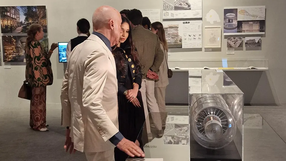 L’archistar Norman Foster si aggira tra i progetti esposti della sua Fondazione