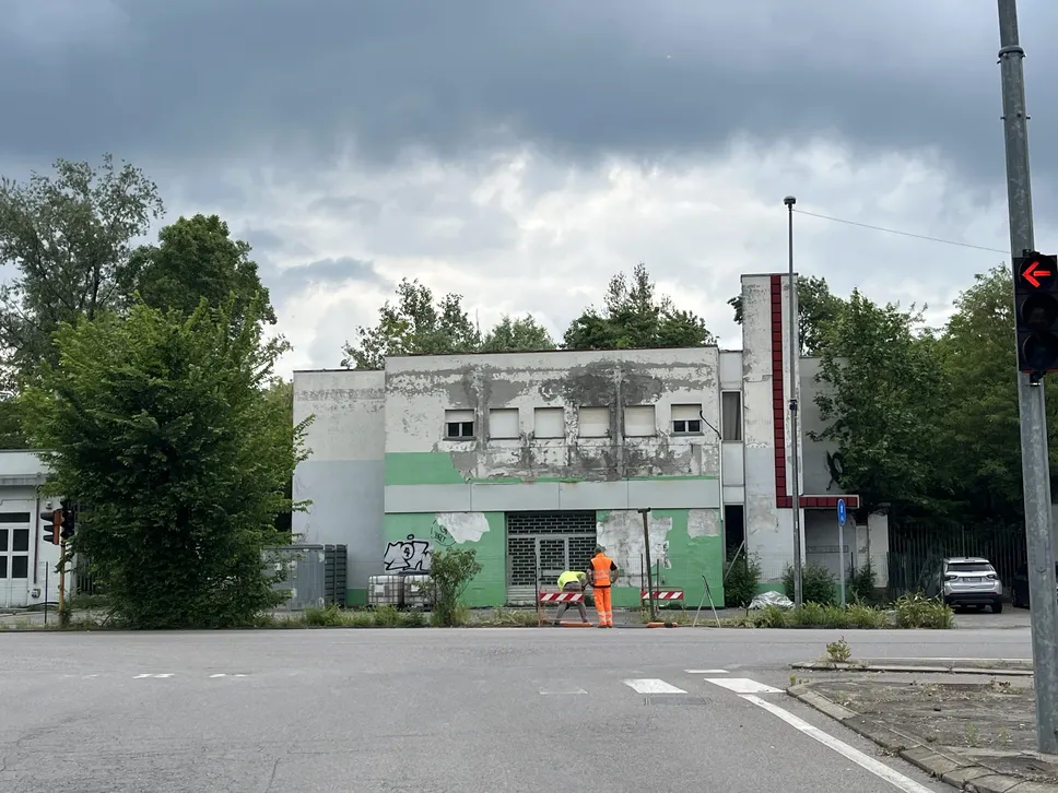 L’incrocio fra viale Milano e via Cadamosto dove dovrebbe essere realizzata la nuova rotonda che eliminerebbe gli attuali impianti semaforici