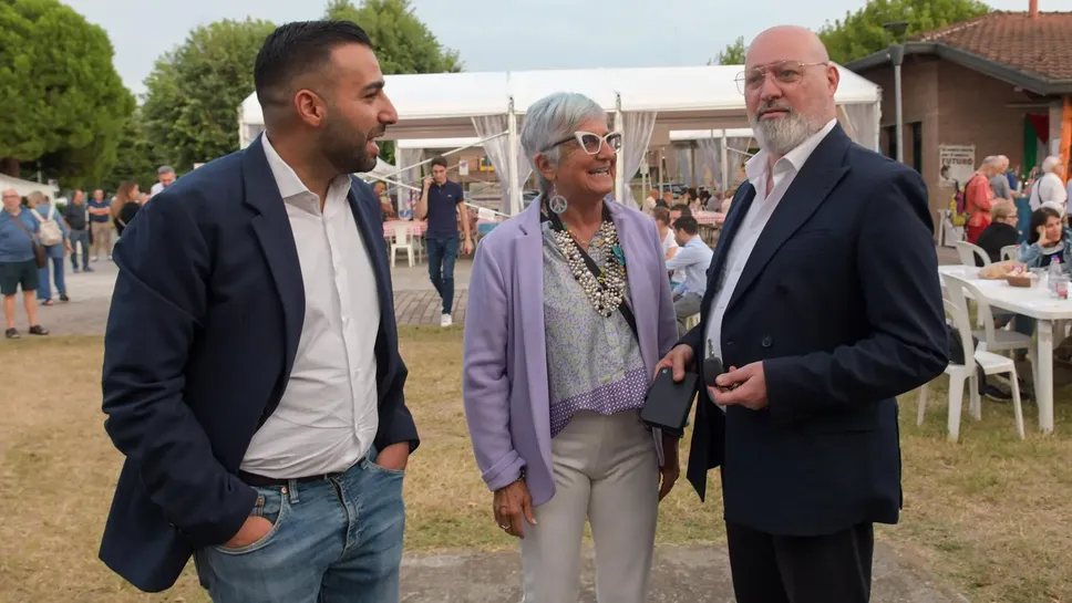 Stefano Bonaccini, presidente del Partito democratico, alla Festa dell Unità con Abdullah Badinjki (assessore di Paullo e coordinatore del Pd) e Luisa Salvatori (sindaca di Vizzolo) Foto di Andrea Canali