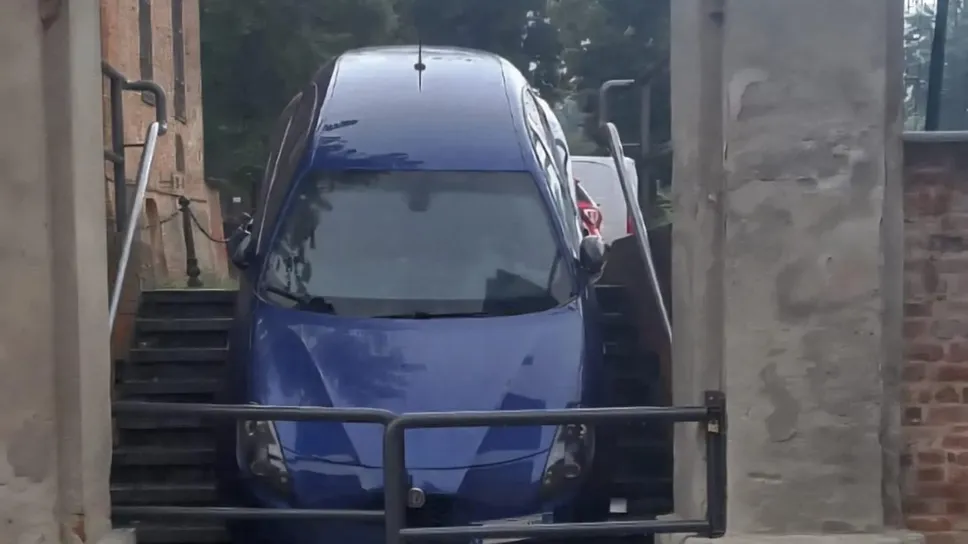 L’auto parcheggiata sulla scalinata L’auto parcheggiata sulla scalinata
