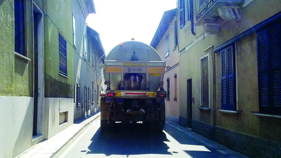 Passaggio di trattori in paese